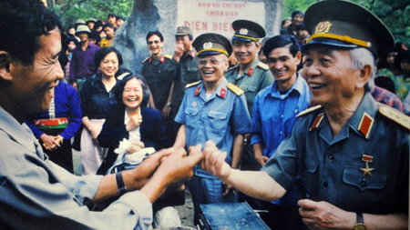 Người dân Mường Phăng chào đón Đại tướng về thăm sở chỉ huy chiến dịch Điện Biên Phủ.
